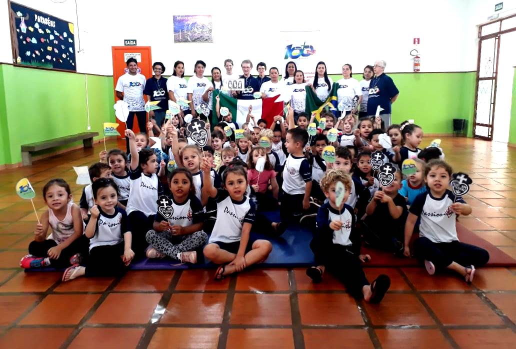 Comemorao dos 100 anos das Irms Passionista no Brasil, com os alunos e toda a equipe educativa. Centro de Educao Infantil Passionista Joo Paulo II