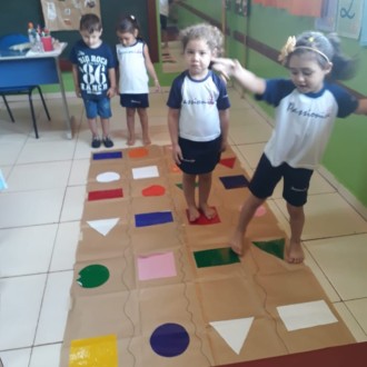 Jogo de dados com as formas geomtricas  - Centro de Educao Infantil Passionista Joo Paulo II