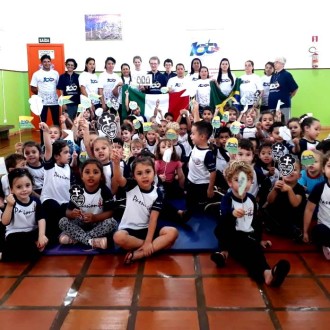 Comemorao dos 100 anos das Irms Passionista no Brasil, com os alunos e toda a equipe educativa. - Centro de Educao Infantil Passionista Joo Paulo II