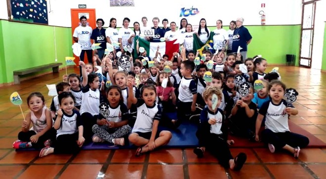 Comemorao dos 100 anos das Irms Passionista no Brasil, com os alunos e toda a equipe educativa. - Centro de Educao Infantil Passionista Joo Paulo II